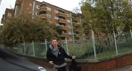 Un piéton en colère contre une cycliste