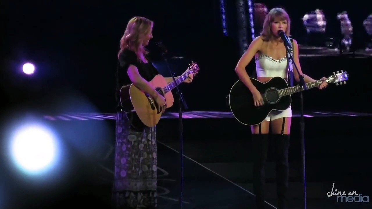Taylor Swift & Lisa Kudrow - "Smelly Cat" from "Friends" Clip at Staples Center