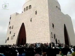 People climbing on the Tomb of Quaid-e-Azam