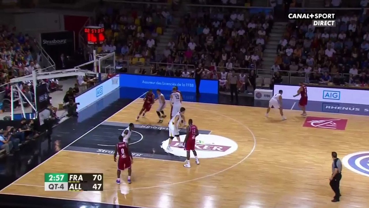La claquette dunk de Mam' Jaieh sur la tête de Paul Zipser