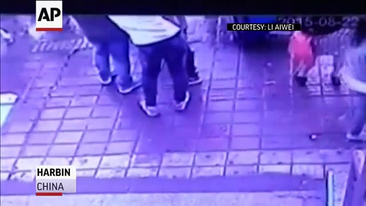 Raw: Sinkhole Swallows Up Pedestrians in China
