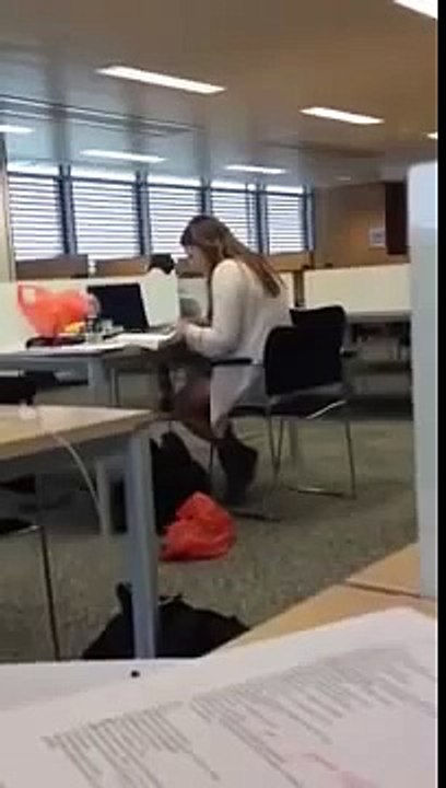 女生在圖書館看A片忘了插耳機