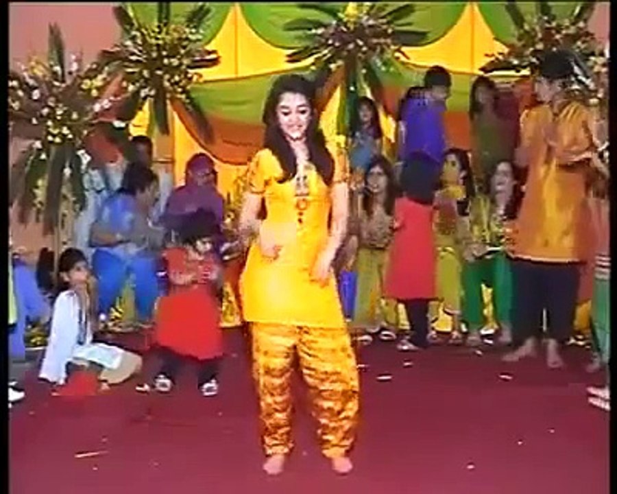 Pakistani girl Mehndi Shaadi Wedding dance 2014