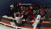 Navio sueco resgata imigrantes no Mediterrâneo