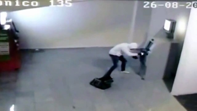 This is how they steal from ATMs in Brazil: Thief blasts cash point with dynamite