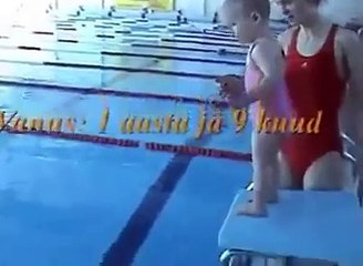 أم تعلم طفلها السباحة بطريقة قاسية