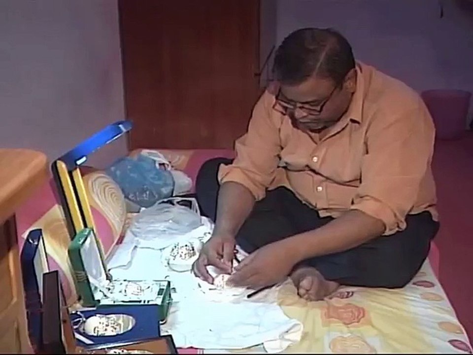 Shabbir Ibne Adil, PTV, News Report: Art on eggs (2010)