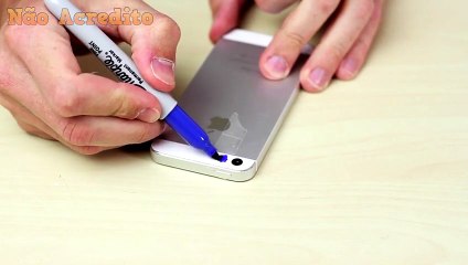 Ele cola durex no seu celular e pinta com cores escuras. O que ele vê em seguida é nojento