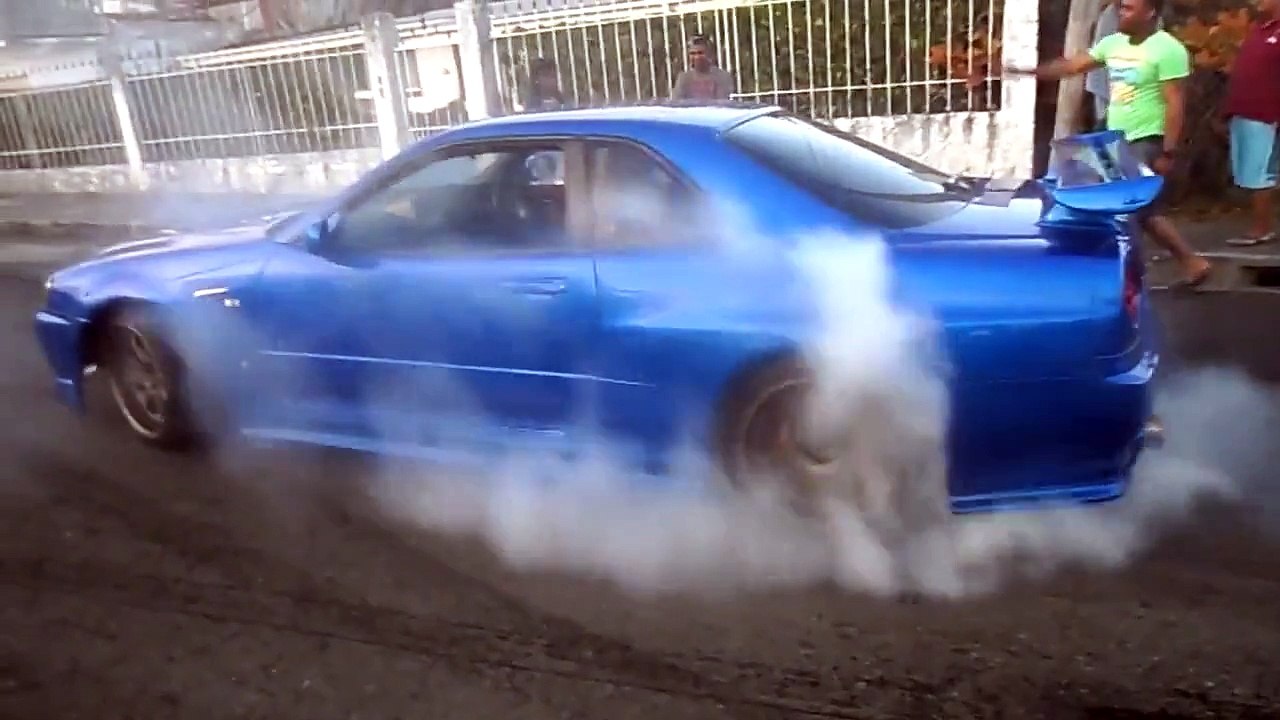 Nissan Skyline R34 GT-R MASSIVE Burnout