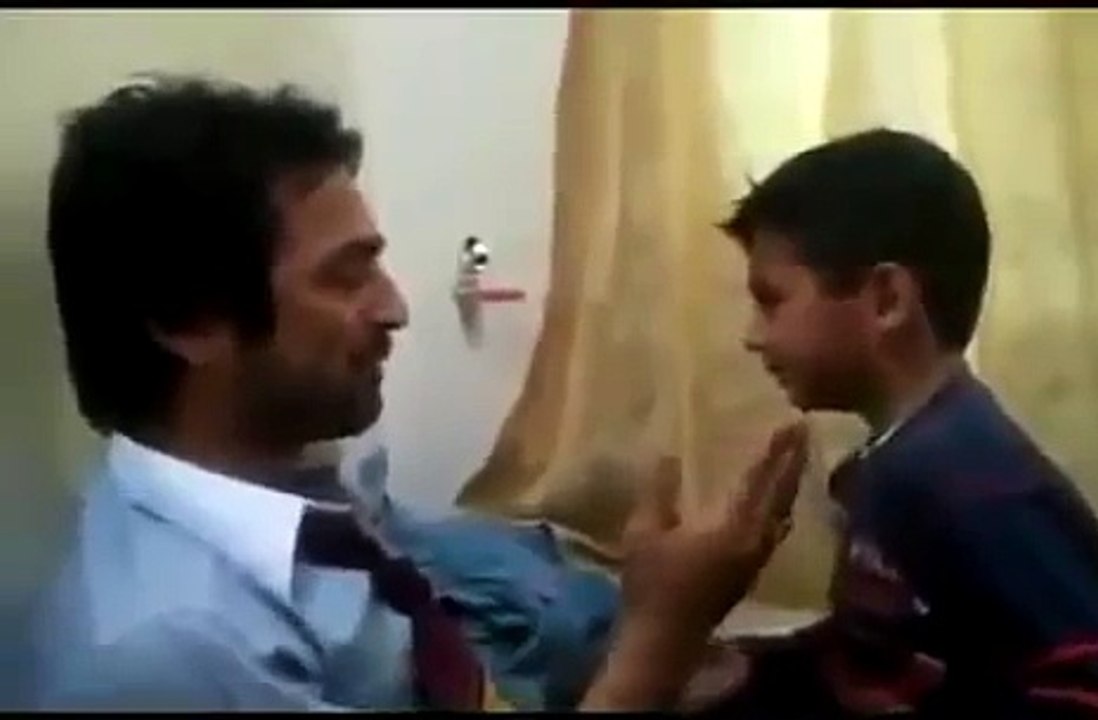 Padre Golpea a su Hijo a CACHETADAS!!!!!!!!!!