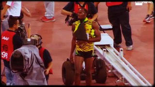 Chinese Cameraman falls on Usain Bolt after Men's 200m Final IAAF 2015