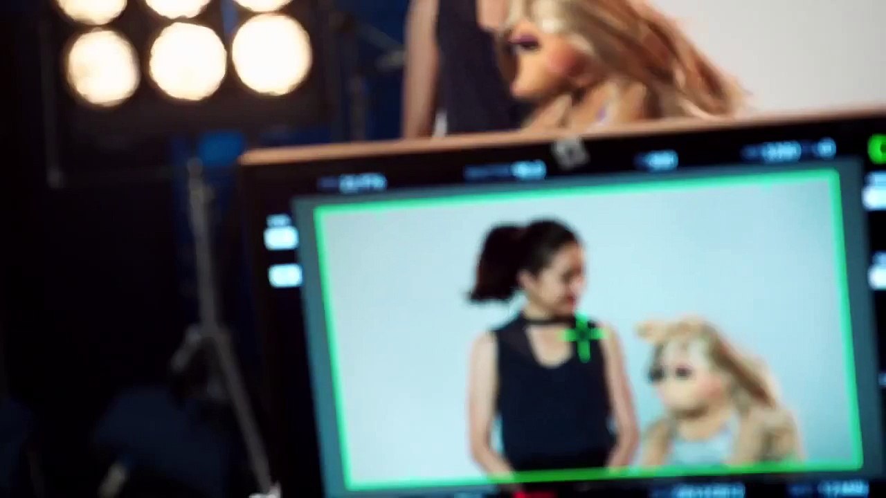 The Muppets (ABC) Miss Piggy Hogs The Camera Promo HD