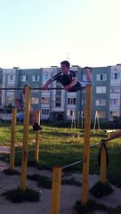 Un jeune se déboite les deux bras en même temps - Fail Violent