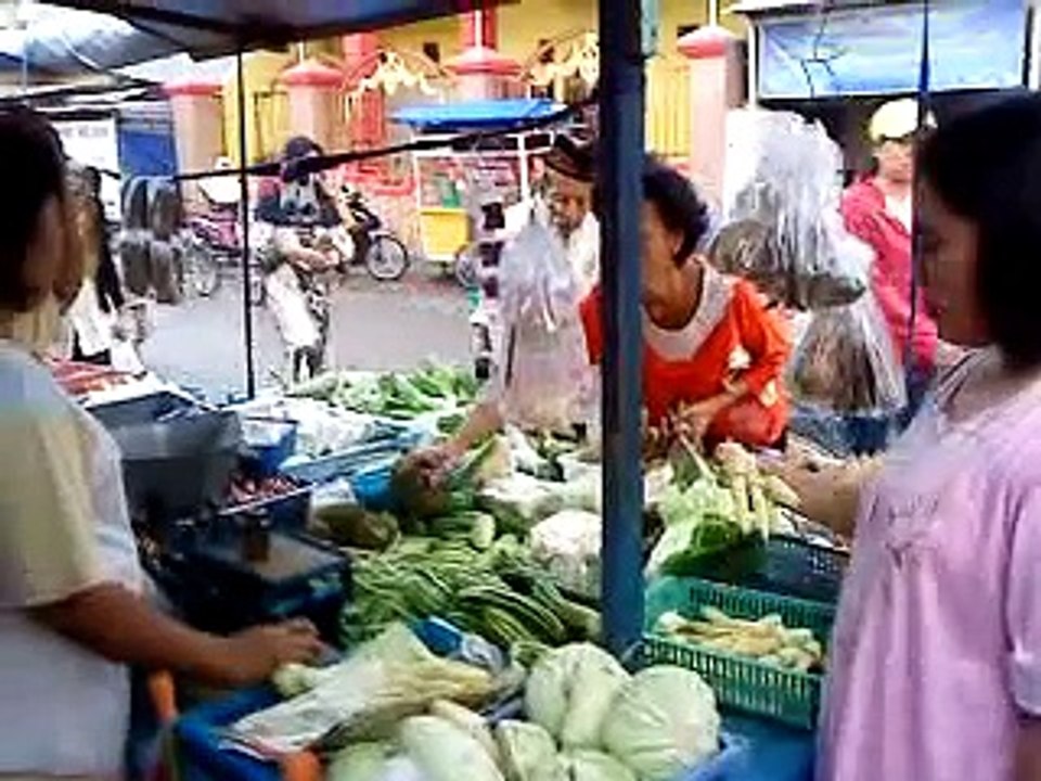 KEGIATAN JUAL BELI DI PASAR