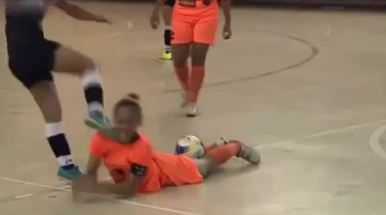 Humiliée tout un match, elle pète un câble et met un coup de pied dans la tête de son adversaire