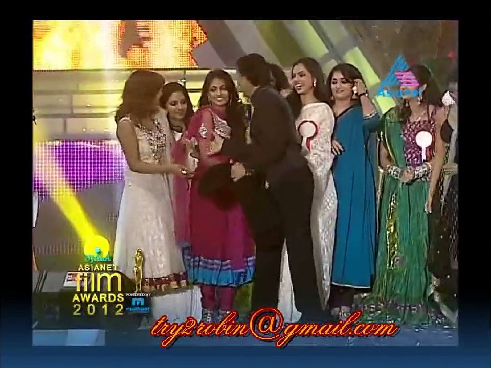 Sharukh Khan Lifting Rimi Tomy in Asianet Film Awards 2012 Dubai (HD)