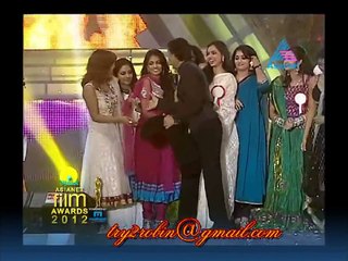Sharukh Khan Lifting Rimi Tomy in Asianet Film Awards 2012 Dubai (HD)