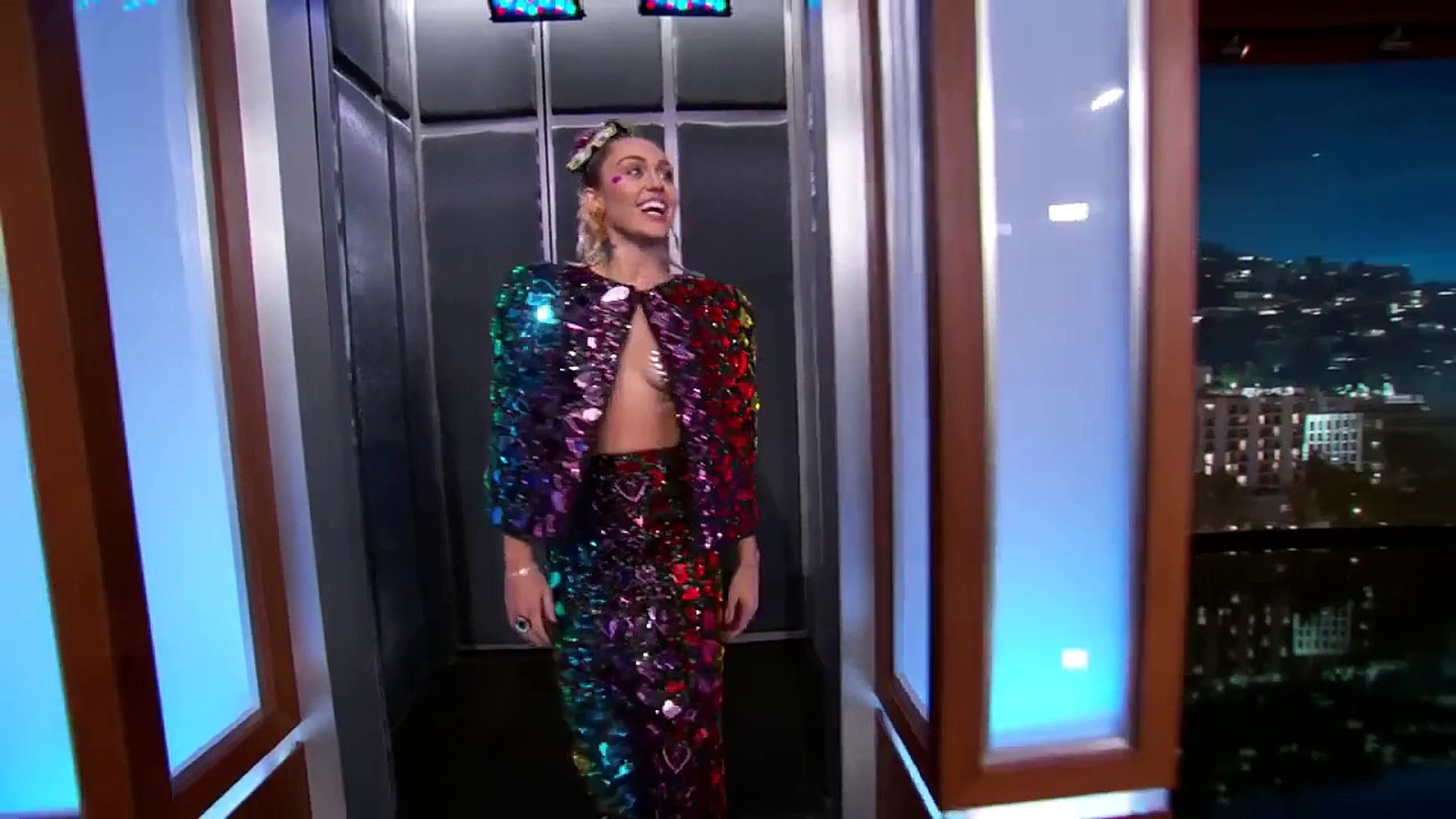 Miley Cyrus dans une tenue très légère chez Jimmy Kimmel - Miley Boobs