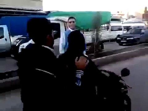 Ağzıyla polis sireni sesi çıkaran adam