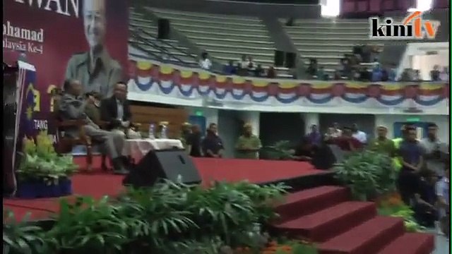 Ahli Umno saman Najib soal Dr M, selamatkah saya?