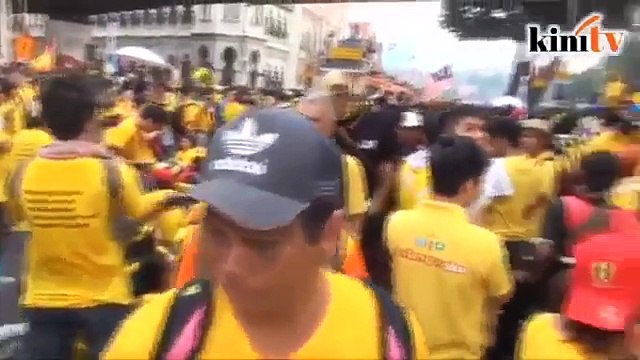 5.15pm - Dataran Merdeka diwarnai kuning, 200 ribu hadir