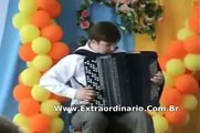 Talento juvenil Garoto arrasa com música clássica no acordeão!