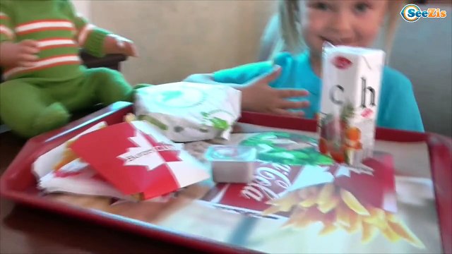 ✔ Baby Born and cook Yaroslava are eating hamburgers. Кукла и Ярослава кушают гамбургер. Серия 30 ✔
