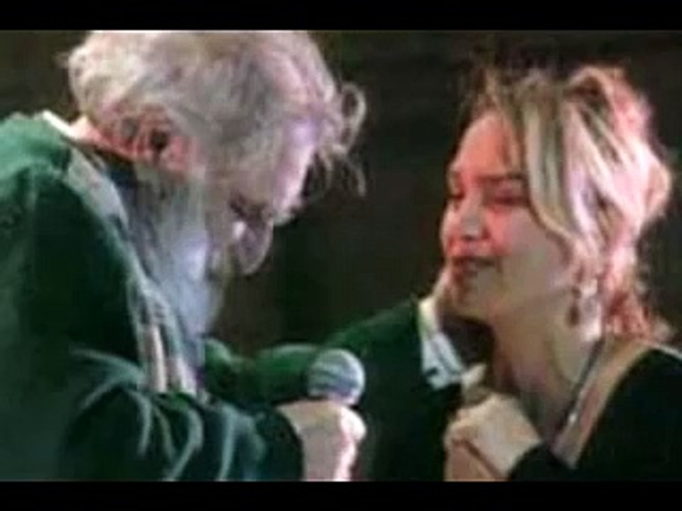 Can Yücel Kendi Sesinden Sevgi Duvarı Şiiri