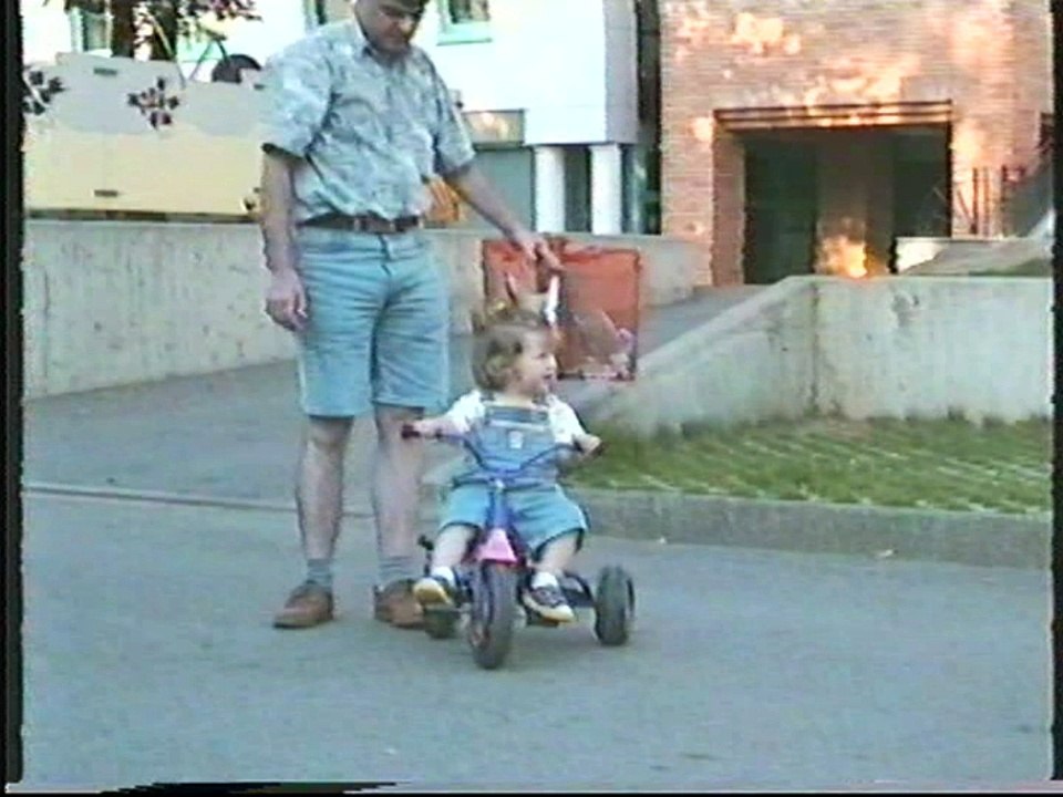 Cocotte monte sur le tricycle