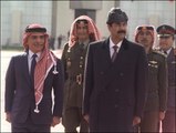 صدام حسين مع الملك حسين في جولة داخل بغداد بسيارته الشخصية ..  فلم نادر