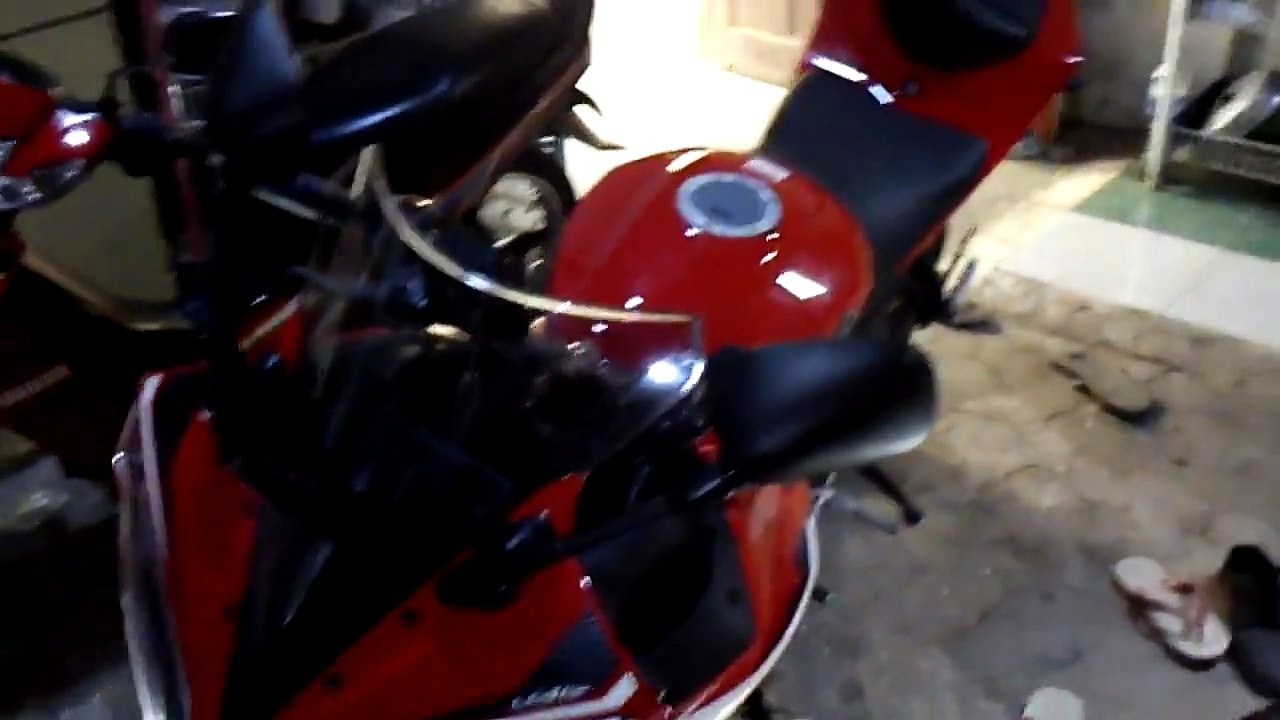 ---Yamaha R 15 Super Nova Red 2015