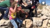 Cisgiordania: soldato israeliano ferma con la forza ragazzino palestinese