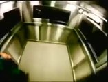 Bambina Fantasma compare in ascensore: candid camera pazzesca!