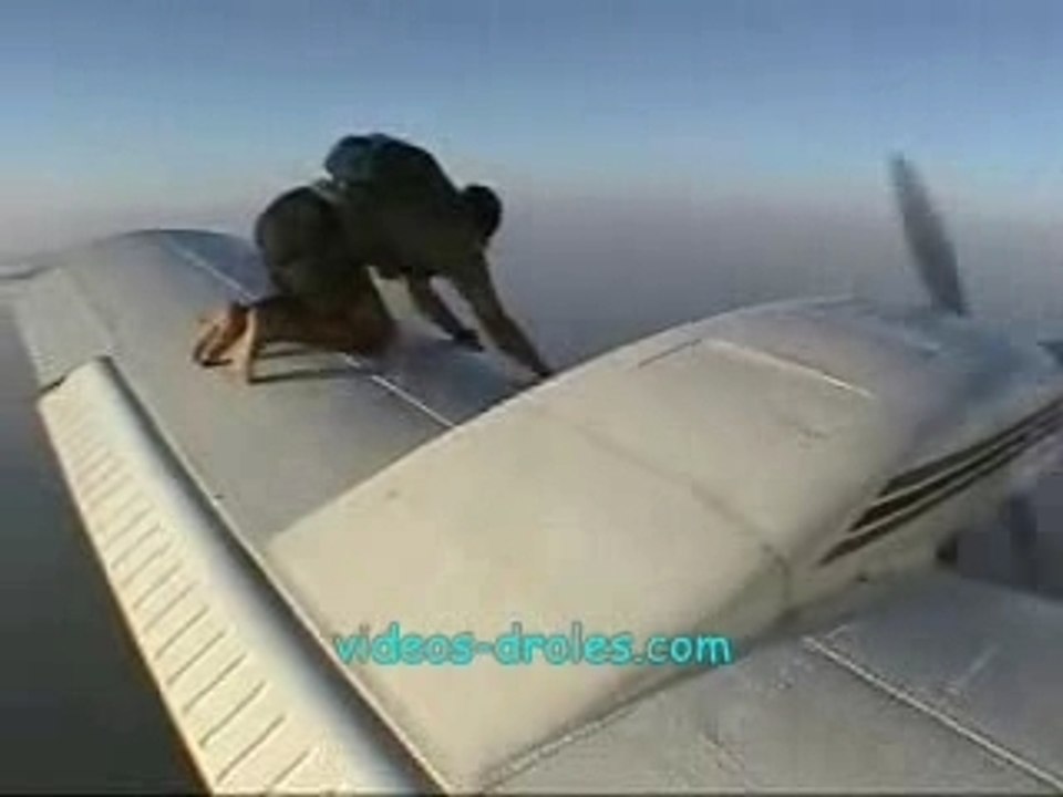 Cascadeur-sur-aile-avion