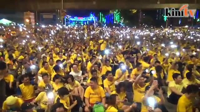 Persembahan pentas hiburkan peserta BERSIH