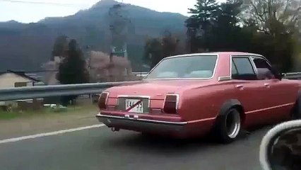 Ara gaz vererek Jingle Bells çalıyor adam