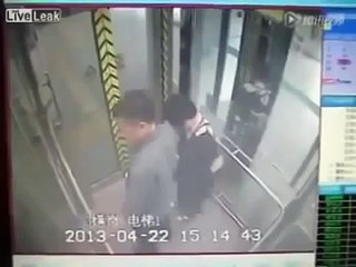 Asansörde Sıçan Kadın