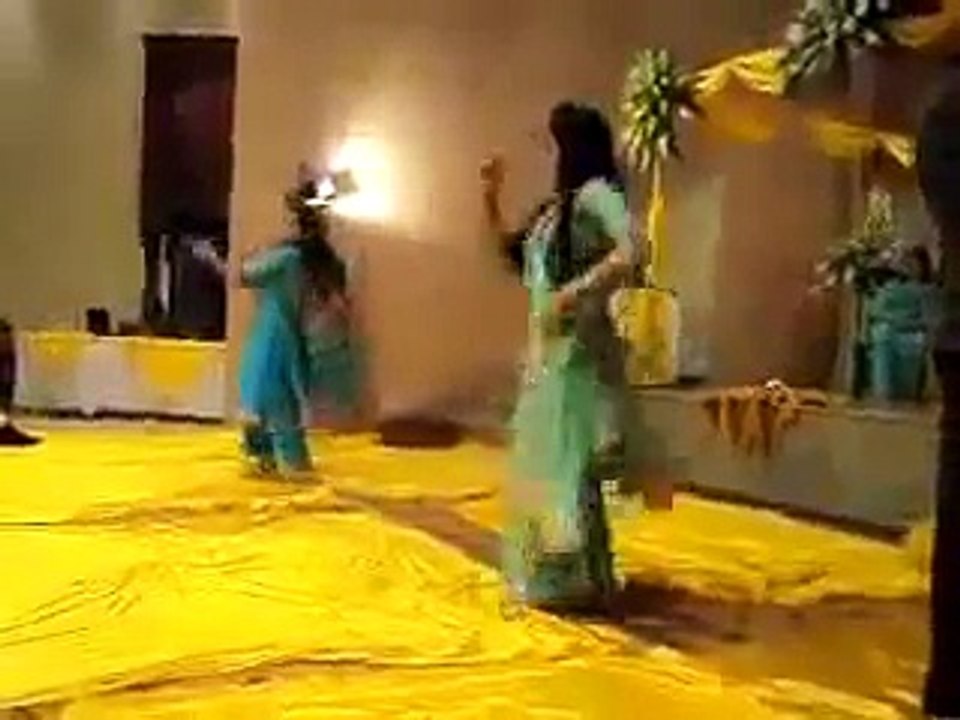 Desi Pakistani Girls Dancing in mehndi