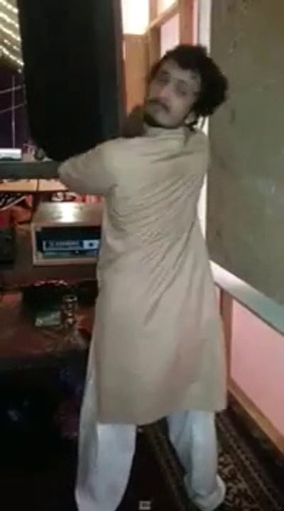 This man can turn his head at 180° to see in his back!!!