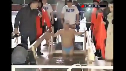 ЖИРИНОВСКИЙ НЫРНУЛ В ПРОРУБЬ С ЛЕДЯНОЙ ВОДОЙ