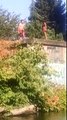 Sa copine l'en empêche, mais il veut forcement sauter dans la rivière sans profondeur