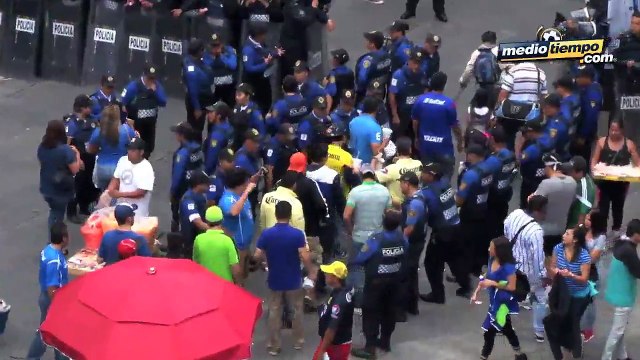 Barra del América llegó en camiones de granaderos