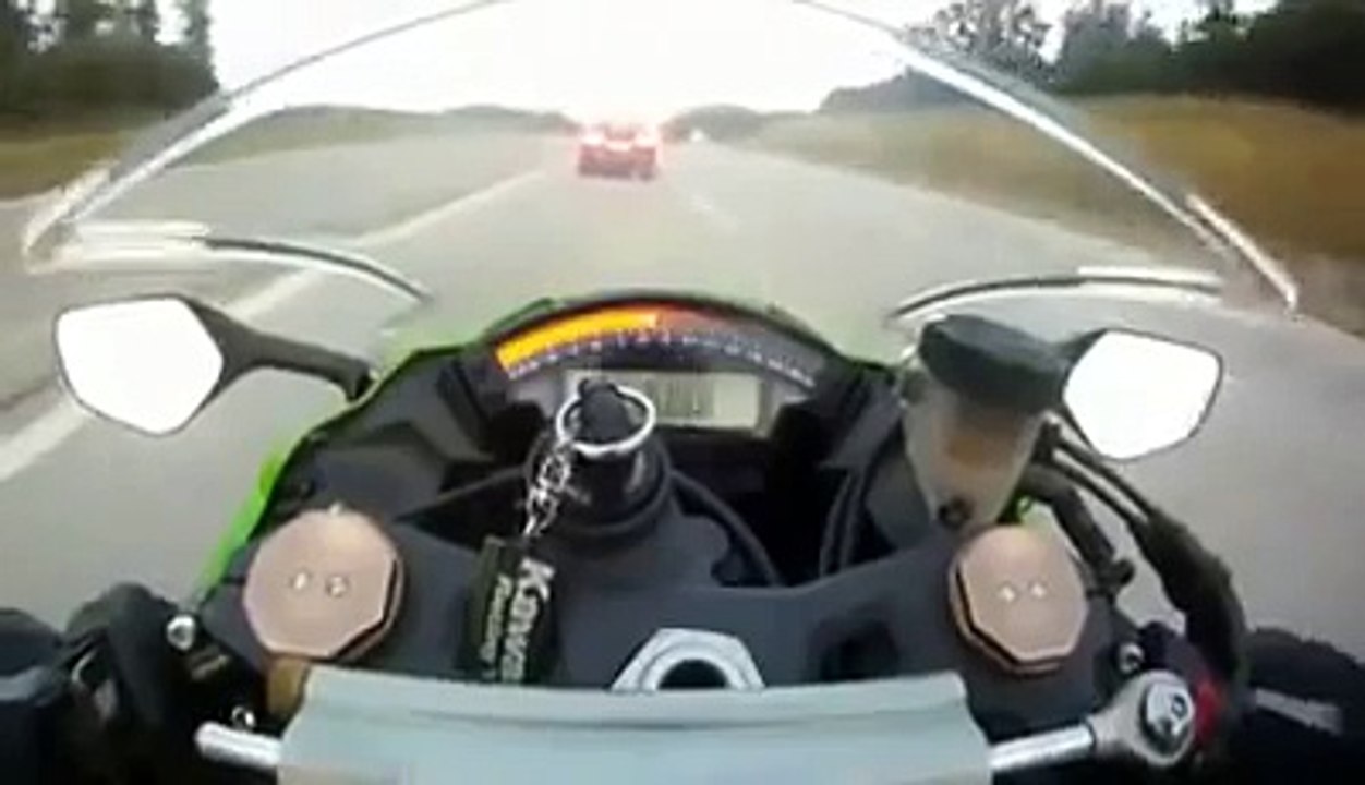 Il se fait doubler à plus de 300 km/h en moto par une voiture