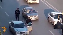 Çok yoğun çalışan Azeri trafik polisleri - Komik ve ilginç videolar
