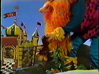 The Usual Suspects - "Buzz Buzz Buzz" - (on Eureeka's Castle)