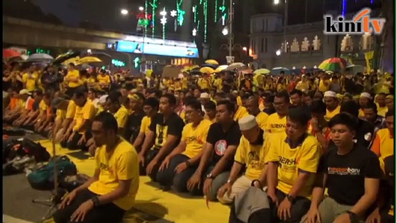 Berita: 8.00pm- Dataran Merdeka : Solat hajat, tazkirah dalam hujan