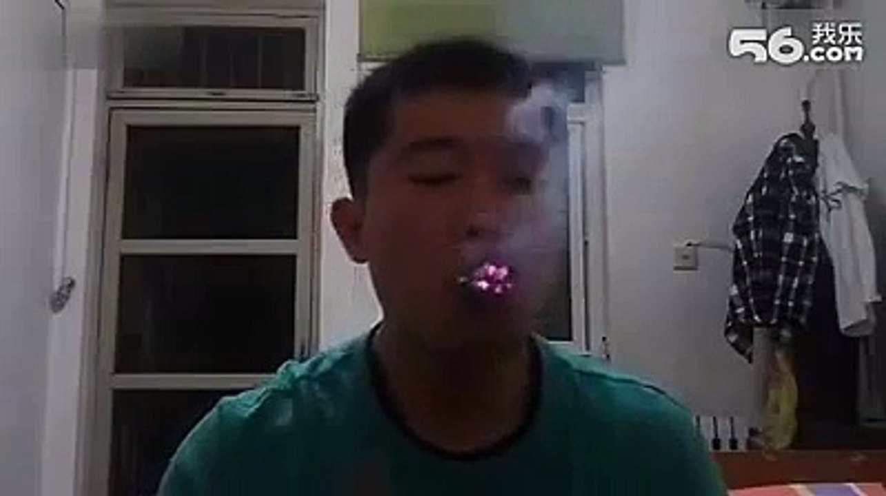 Çinli adamın sigara ile inanılmaz gösterisi! (Komik ve ilginç videolar)
