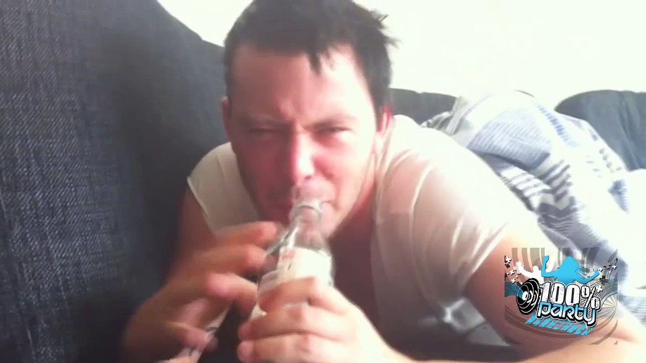 Jockiboi tror att flaskan är tom!