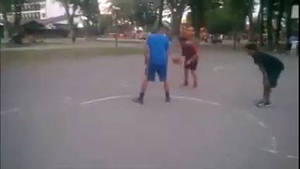 Between the legs crossover | Basketball Vines