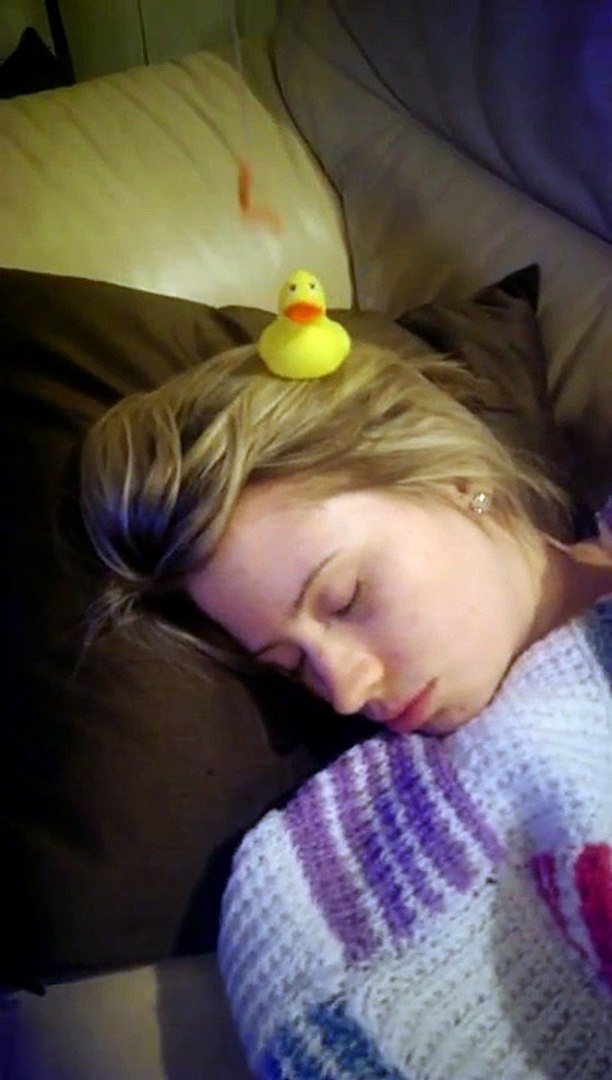Sleeping hook-a-duck girlfriend prank! - video Dailymotion